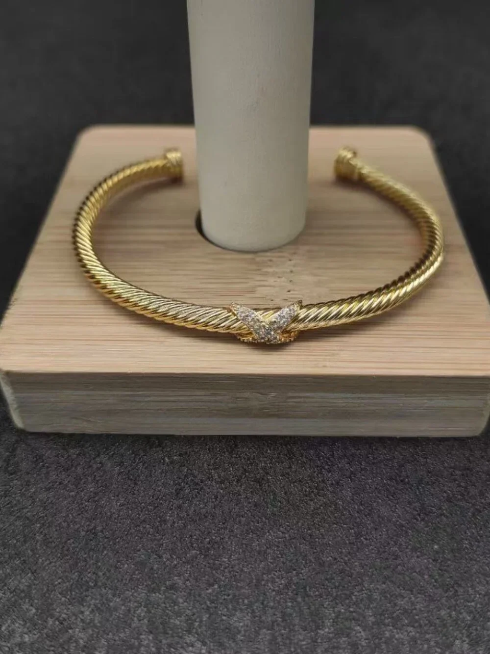 David Yurman's bracelet with a cross motif 4mm